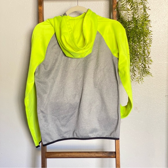 Dry-fit Hooded Sweater - Picture 2 of 6